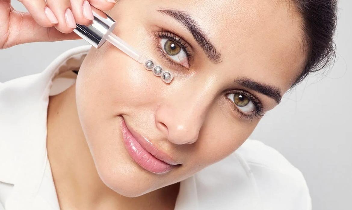 Celebrities que Apuestan por el Contorno de Ojos en Formato Sérum, no Crema.