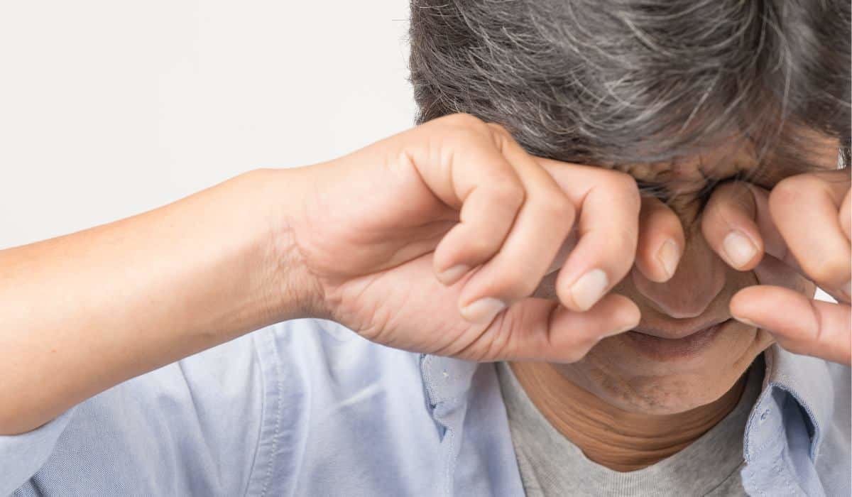 La Fricción Ocular y las Alergias: Cómo Evitar que el Picor Premature el Envejecimiento.