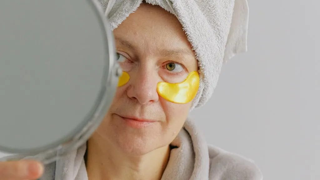 Gua Sha para el Contorno: La Técnica Oriental de Drenaje que Reduce Bolsas.
